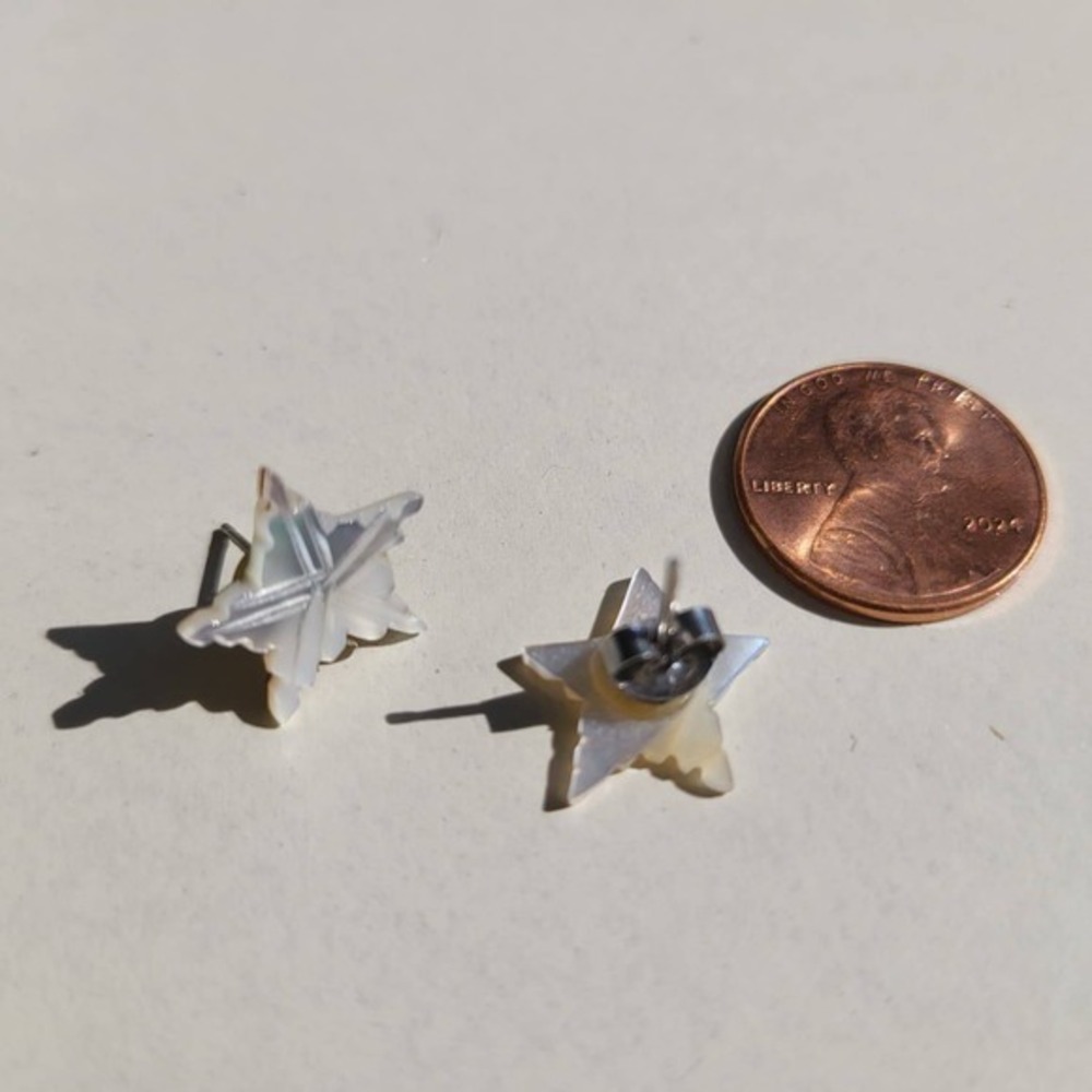 Vintage NOS Mother of Pearl Star Stud Earrings White Carved Shell - Picture 4 of 4